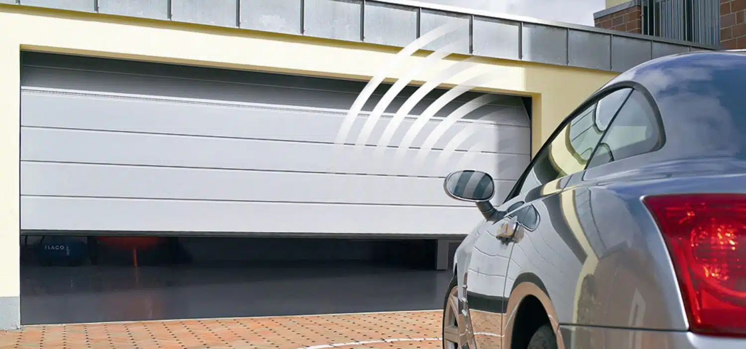 تصویری از پارکینگ هوشمند که درب پارکینگ در حال بازشدن است را نشان می دهد. 