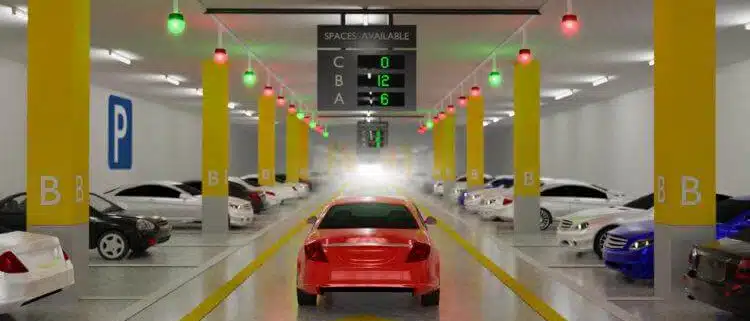 تصویری از سیستم پارکینگ هوشمند با تعداد زیادی خودرو را نشان می دهد.