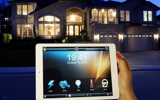 تصویری مربوط به سیستم روشنایی خانه هوشمند است که کاربر از راه دور روشنایی خانه را تنظیم می کند.