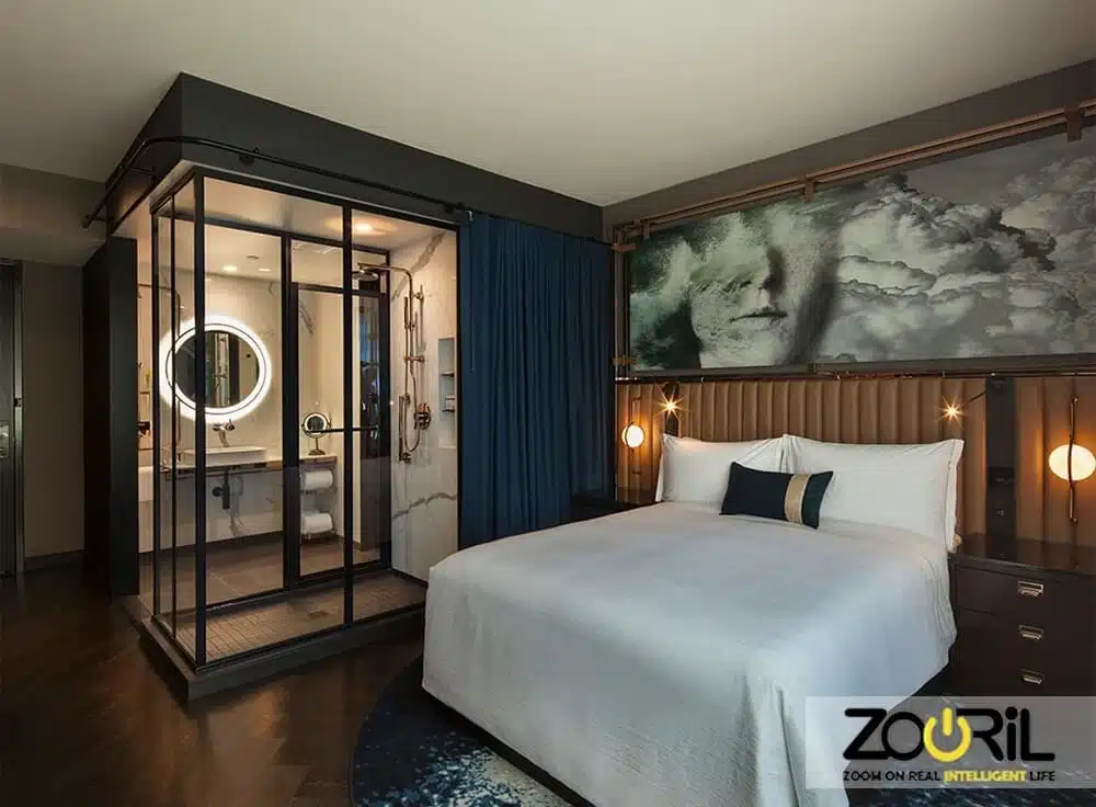 تصویری مربوط به اتاق در هتل هوشمند است که برند زوریل در قسمت پایین قرار دارد.