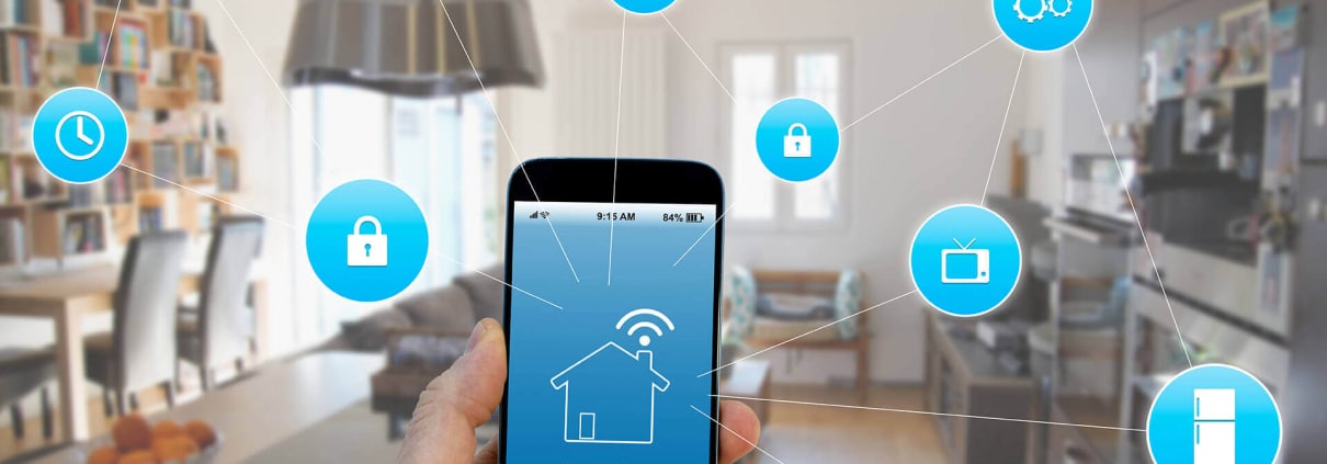 تصویر یک خانه است که نشان می دهد تمام تجهیزات هوشمند بایکدیگر در ارتباط هستند و به وسیله یک تلفن همراه کنترل و مدیریت می شوند.