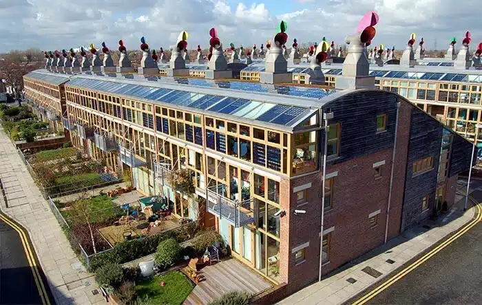 تصویری از دهکده اکولوژیکی در لندن را نشان می دهد که نمونه ای از معماری پایدار می باشد.