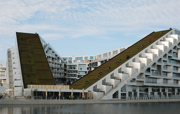 تصویری از مجموعه خانه هایی که بر اساس معماری پایدار طراحی شده اند را نشان می دهد که این مجموعه در دانمارک واقع شده است. 