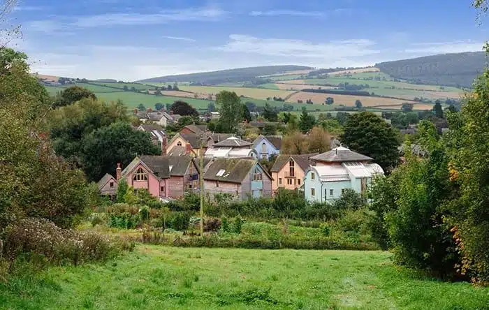 تصویری از دهکده اکولوژیکی انگلیس می باشد. که بر اساس معماری سبز پیاده سازی شده اند.