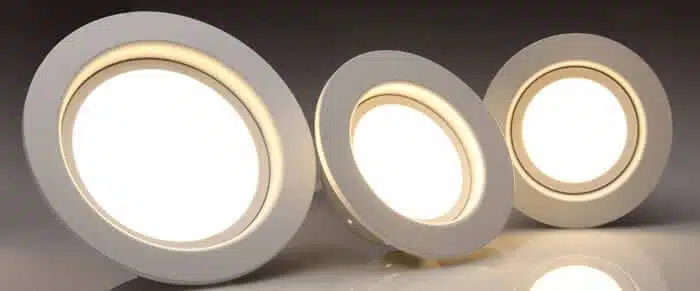 تصویر سه هدد لامپ هالوژن به رنگ سفید است.