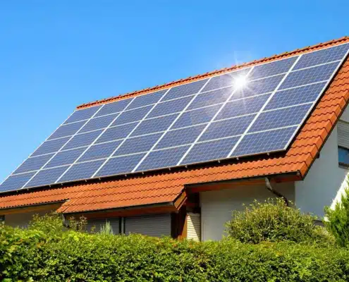 تصویری از سقف یک خانه است که با استفاده از پنل های خورشیدی که روی آن نصب شده، از انرژی خورشیدی استفاده بهره می برد.