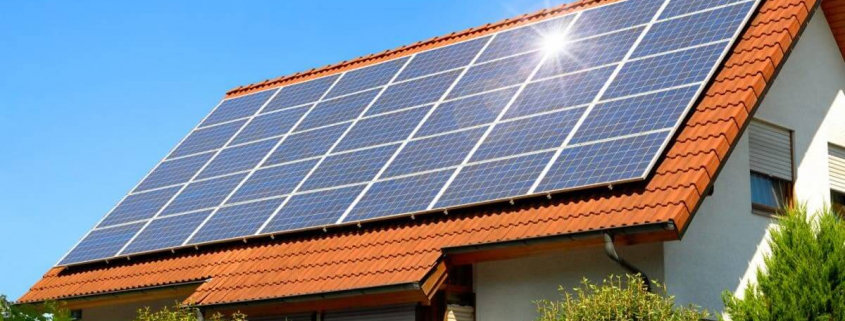 تصویری از سقف یک خانه است که با استفاده از پنل های خورشیدی که روی آن نصب شده، از انرژی خورشیدی استفاده بهره می برد.