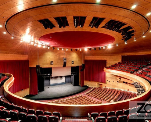 تصویری از سالن آمفی تئاتر هوشمند نشان می دهد که در آن تعداد زیادی صندلی وجود دارد.