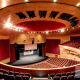 تصویری از سالن آمفی تئاتر هوشمند نشان می دهد که در آن تعداد زیادی صندلی وجود دارد.