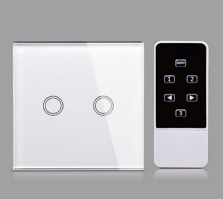 تصویری از کلید هوشمند به رنگ سفید و ریموت را نشان می دهد.