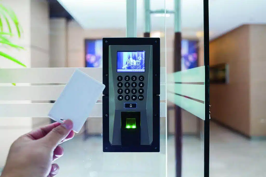تصویری از کارت هوشمند به همراه دستگاه شناسایی آن در هوشمند سازی خوابگاه را نشان می دهد. 