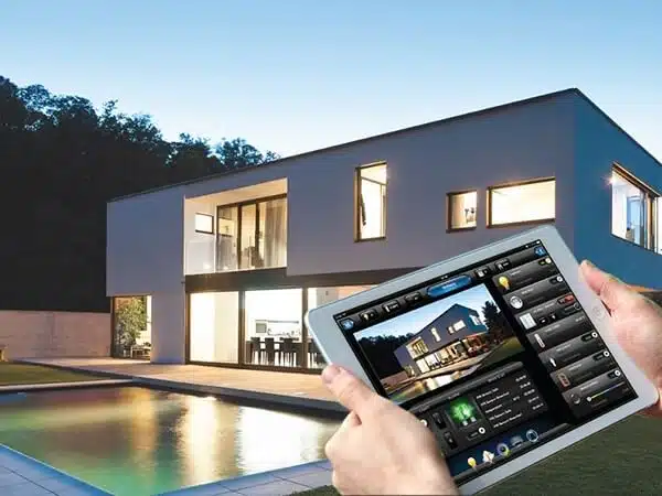تصویری از خانه هوشمند که کاربر از طریق پنل لمسی در حال کنترل است را نشان می دهد.