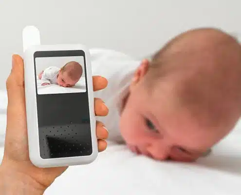 تصویری از نوزاد می باشد که مادر او به وسیله یک وسیله هوشمند به صورت آنلاین وضعیت و تصویر فرزندش را می بیند.