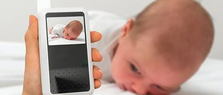 تصویری از نوزاد می باشد که مادر او به وسیله یک وسیله هوشمند به صورت آنلاین وضعیت و تصویر فرزندش را می بیند.