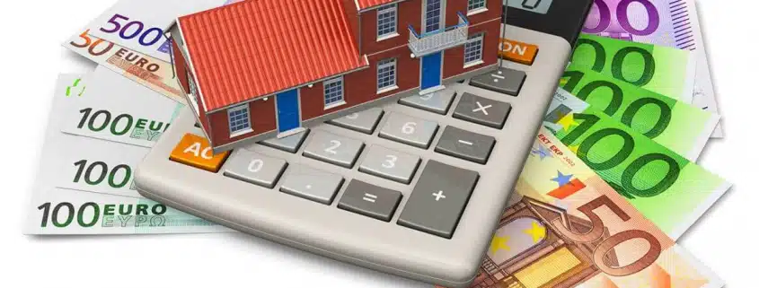 تصویری از ماشین حساب، ماکت ساختمان و تعدادی تراول را نشان می دهد که برای تخمین قیمت خانه هوشمند استفاده می شود.