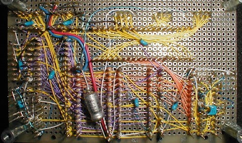 تصویری از برد الکترونیکی که با تعداد زیادی سیم برای ارتباط بین قطعات استفاده شده را نشان می دهد.