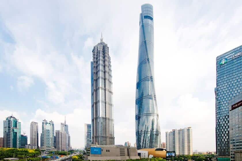 تصویری از برج شانگهای کشور چین را نشان می دهد که ساختاری پیچشی دارد.
