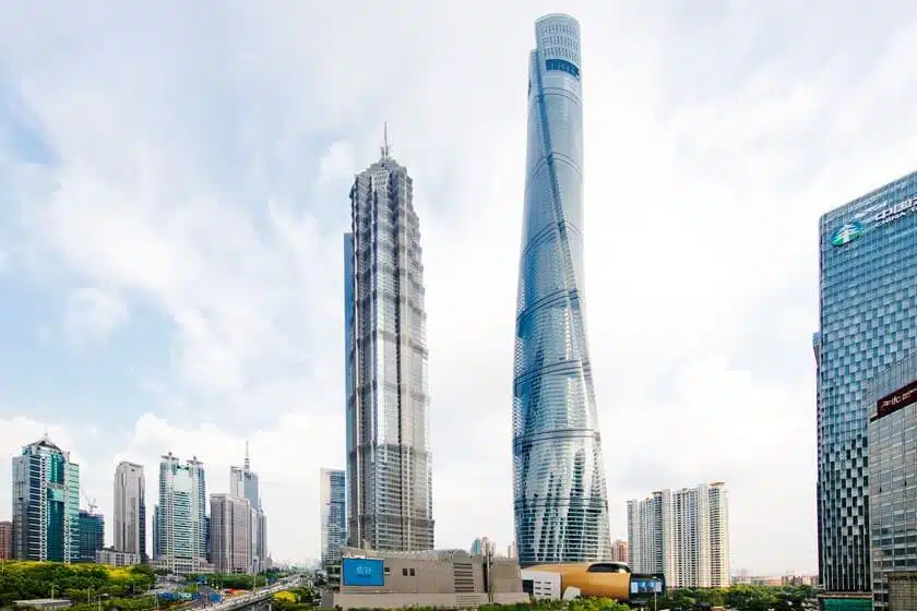 تصویری از برج شانگهای کشور چین را نشان می دهد که ساختاری پیچشی دارد.