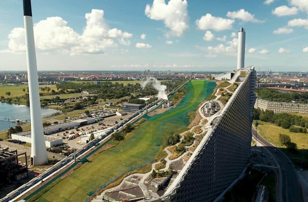 تصویری از برج amager bakke دانمارک را نشان می دهد که این ساختمان به صورت شیبدار می باشد.