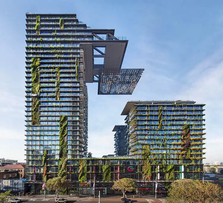 تصویری از پارک مرکزی سیدنی کشور استرالیا را نشان می دهد که در بین بخش هایی از ساختمان پوشش گیاهی وجود دارد.