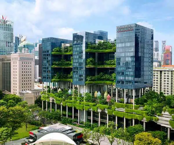 تصویری از هتل پارک رویال در سنگاپور را نشان می دهد که در قسمت های بالکن پوشش گیاهی وجود دارد.