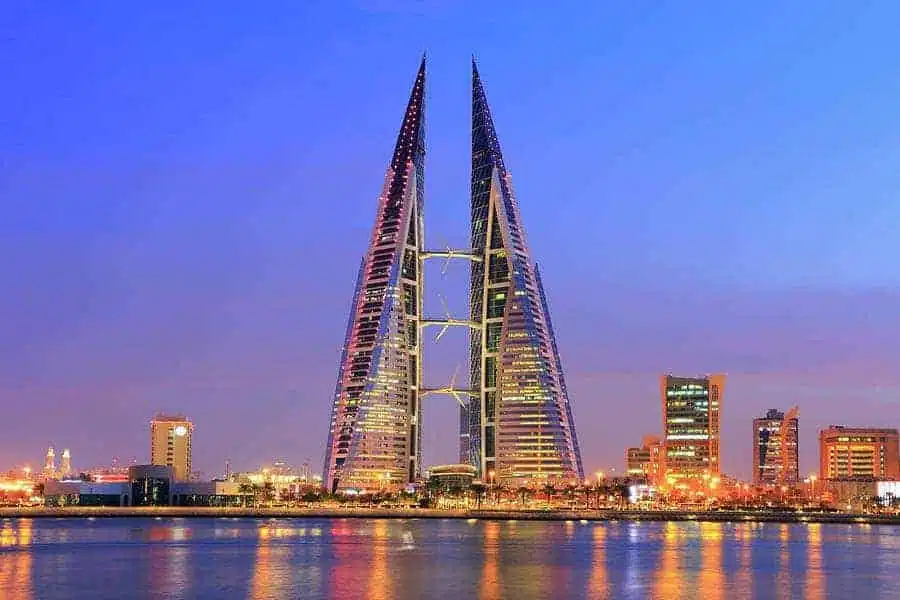 تصویری از مرکز تجارت جهانی منامی در کشور بحرین را نشان می دهد که بین دو برج تعدادی توربین بادی تعبیه شده است.