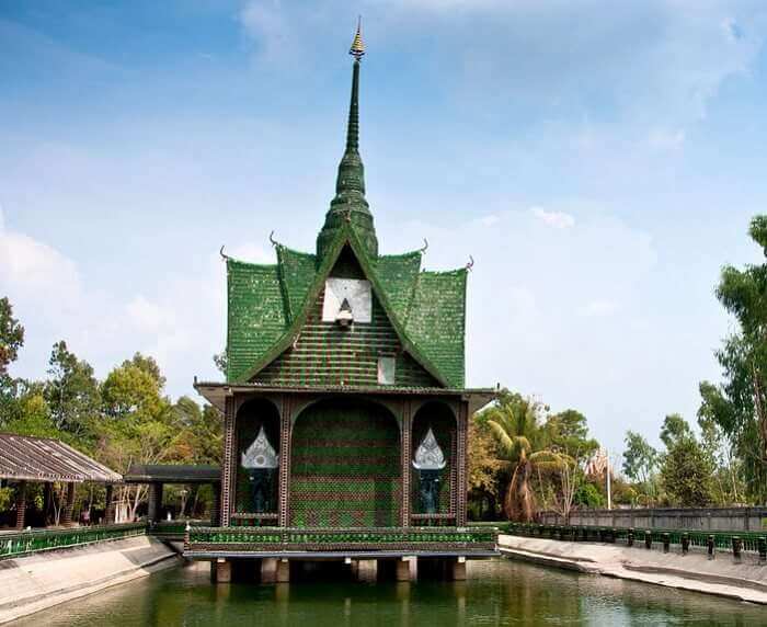 تصویری از Wat Pa Maha Chedi Kaew در کشور تایلند را و با نمای سبز رنگ نشان می دهد.