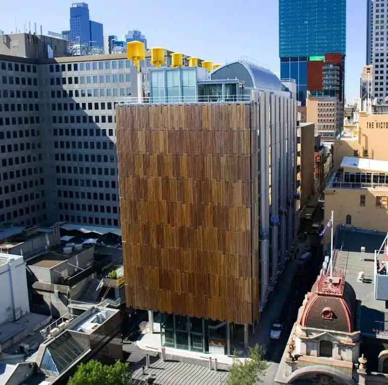 تصویری از ساختمان کاونسیل هاوس در استرالیا که بخشی از نمای آن به رنگ قهوه ای است را نشان می دهد.