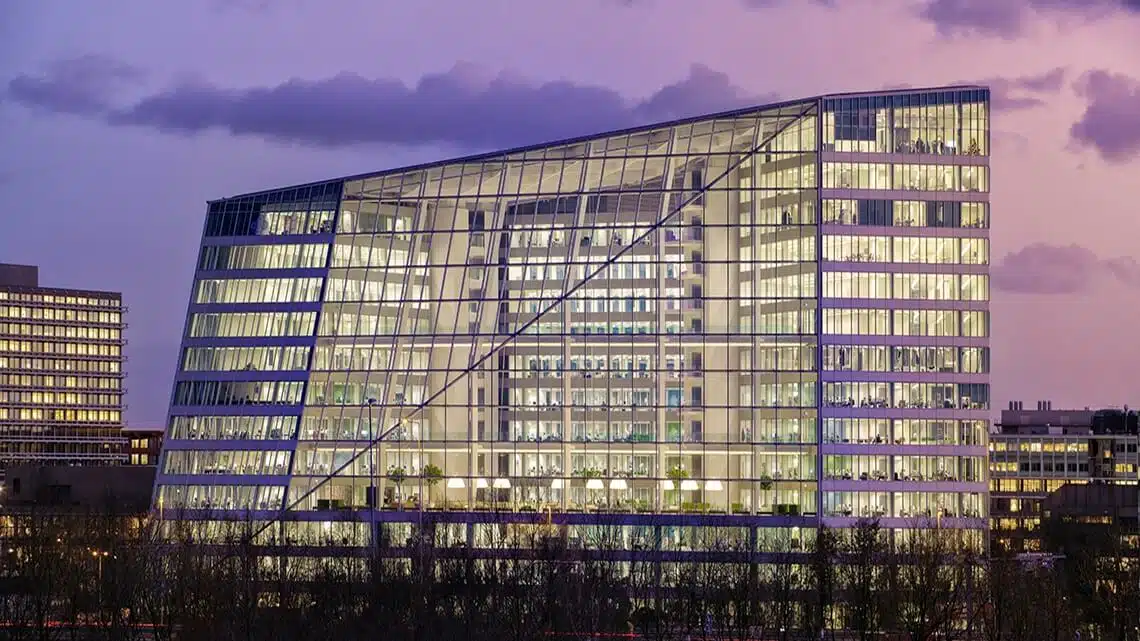تصویری از ساختمان اج (Edge) در آمستردام را نشان می دهد که یکی از نمونه ساختمان های پایدار و هوشمند می باشد.