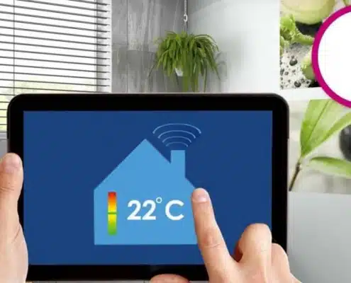 تصویری از تبلت و دما را نشان می دهد که کاربر در حال تنظیم سیستم گرمایشی هوشمند است.