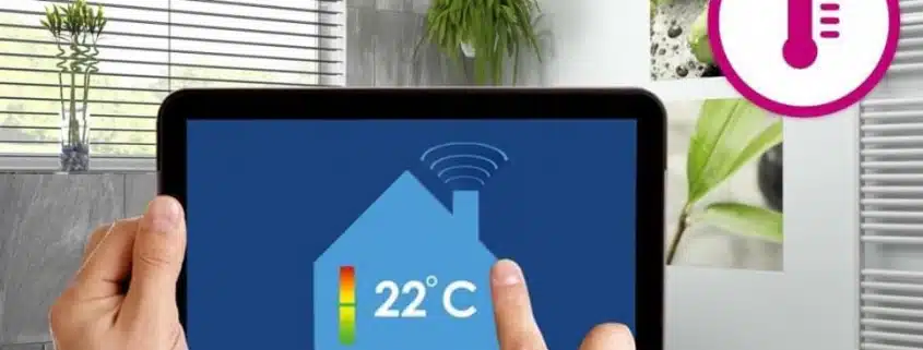 تصویری از تبلت و دما را نشان می دهد که کاربر در حال تنظیم سیستم گرمایشی هوشمند است.