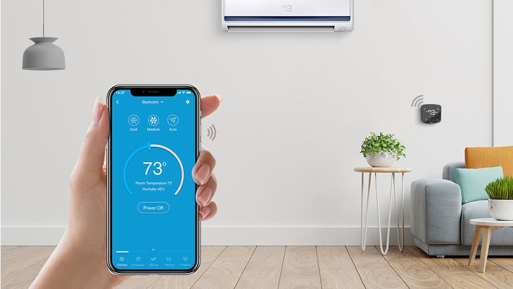 تصویری از سیستم گرمایشی و تلفن همراه در خانه هوشمند را نشان می دهد که برای کاهش مصرف انرژی از ترموستات هوشمند نیز استفاده کرده است.