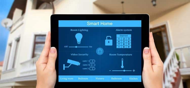 تصویری از خانه هوشمند و تبلت را نشان می دهد که کاربر با سیستم مدیریت هوشمند ساختمان یا ibms در حال کنترل کردن آن می باشد.