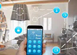یکی از دلایل هوشمند سازی ساختمان راحتی آن می باشد که در این تصویر دست یک فرد که تلفن همراه در دست دارد و به راحتی خانه هوشمند خود را مدیریت می کند به تصویر کشیده شده است.