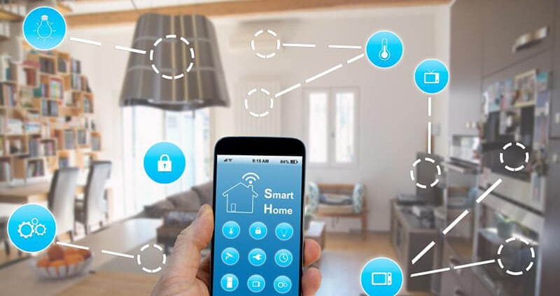 یکی از دلایل هوشمند سازی ساختمان راحتی آن می باشد که در این تصویر دست یک فرد که تلفن همراه در دست دارد و به راحتی خانه هوشمند خود را مدیریت می کند به تصویر کشیده شده است.